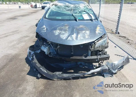 2018 Toyota Corolla Le z USA, uszkodzony, nr VIN 2T1BURHE9JC077152